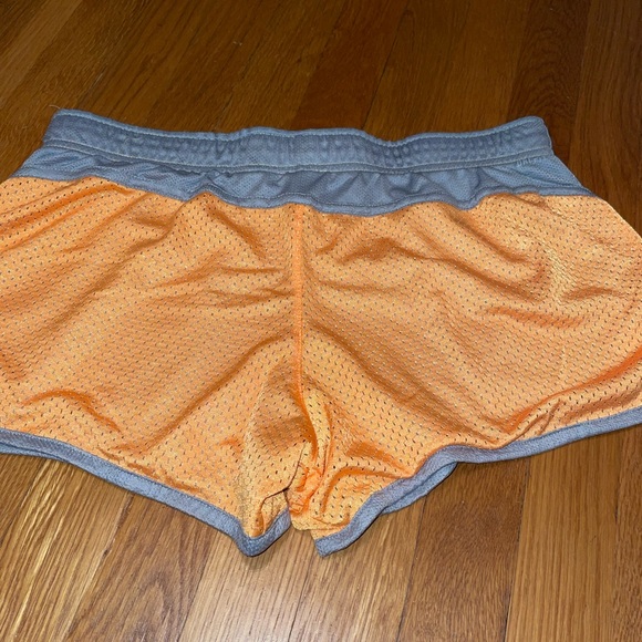 Nike Gym Shorts sz L - Picture 2 of 3